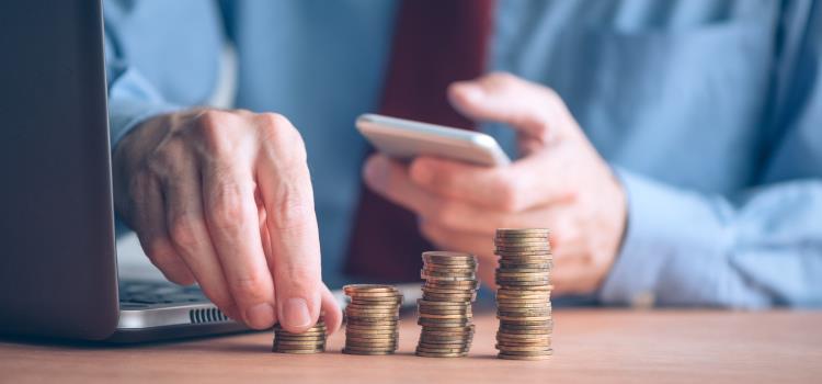 uomo d'affari con delle monete un telefono