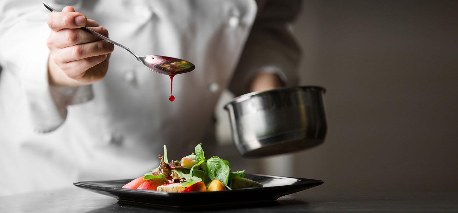 uomo d'affari con delle monete un telefono