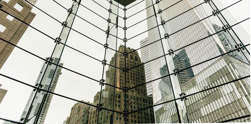 Grattacielo riflesso su edificio