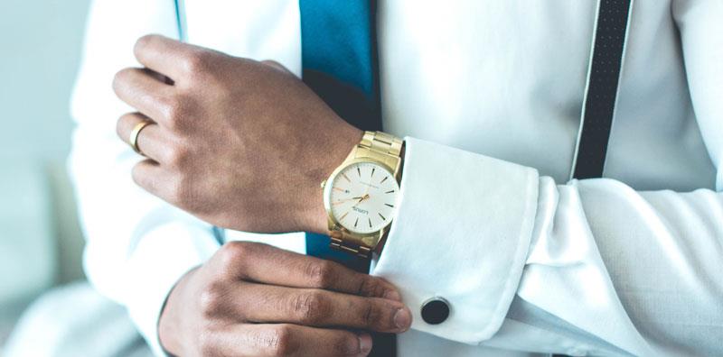 uomo con orologio di lusso